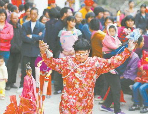 11月25日,一位男扮女裝民間法師藝人在民俗活動中表演祭神舞蹈。在傳承青黃不接的現(xiàn)狀下,少數(shù)年輕人繼承了此項民俗文化。