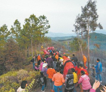 雞公獅、人龍跟隨在背帶龍后面,游過各個山頭,走回祠堂。