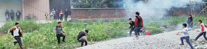 花炮爆炸后將鐵圈沖上天空,搶花炮的人群向鐵環(huán)飛出的方向奔去,尋找和搶奪鐵環(huán)。