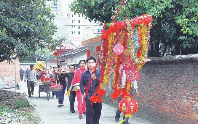 上燈隊伍浩浩蕩蕩向祠堂進發(fā)。