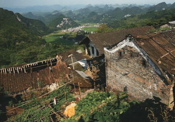 油嶺瑤寨許多傳統(tǒng)建筑已無人居住。不遠的山下就是移民新村。