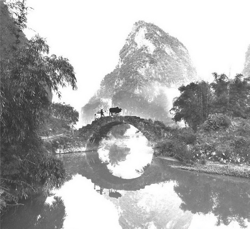 英西峰林永豐橋,橋因旁邊的永豐寺而得名。古石橋已無年月和造建者可考,但這絲毫不妨礙它從容而清伶地安立這鄉(xiāng)間天地。石橋獨(dú)自架于峰巒盛開的曠野溪流之上,則打破了慣性的審美定勢,顯出其清麗之美。從橋上牽牛而過的人叫阿六,身高不到一米五。