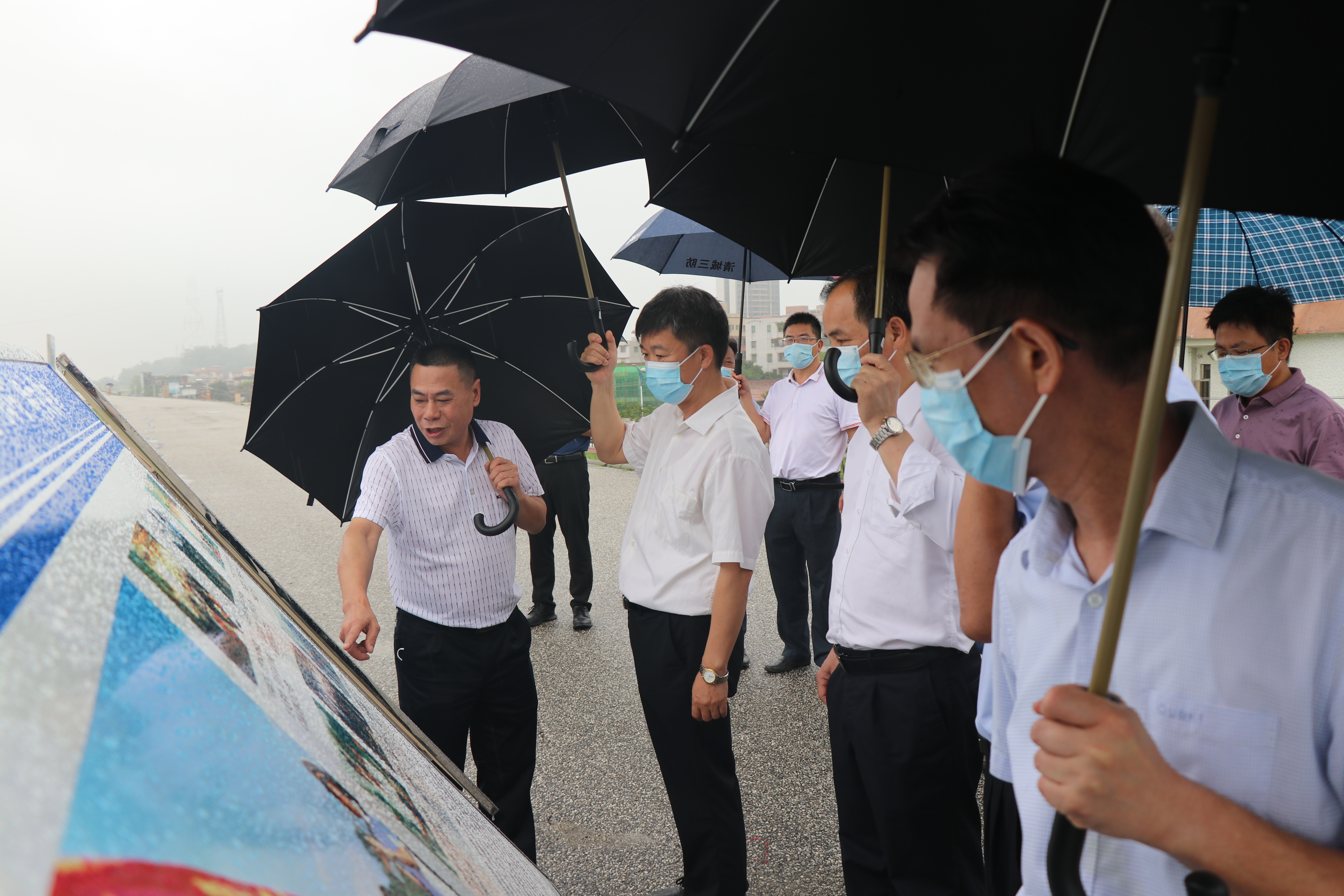 2022年6月8日，國家防辦工作組蒞臨清遠(yuǎn)開展近期強(qiáng)降雨防御指導(dǎo)工作。圖為：查看北江大堤戶外工程簡介標(biāo)牌。拍攝者：鐘華穎。.JPG