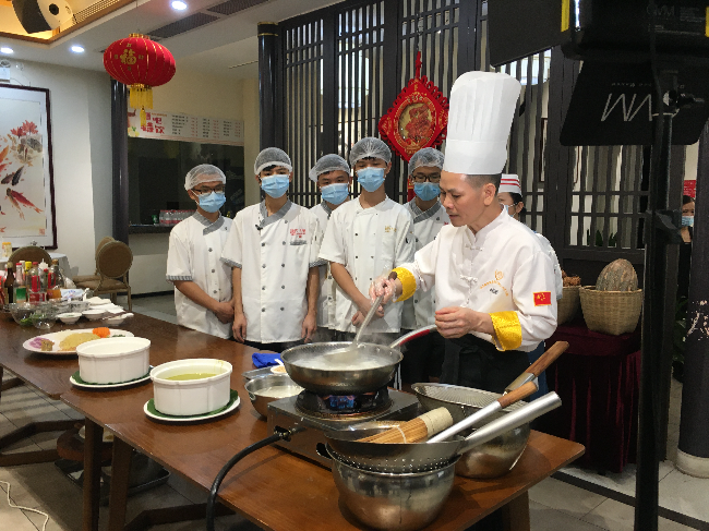 清遠(yuǎn)市巨元福海鮮酒樓粵菜大師工作室開(kāi)展粵菜大師帶徒傳技.jpg