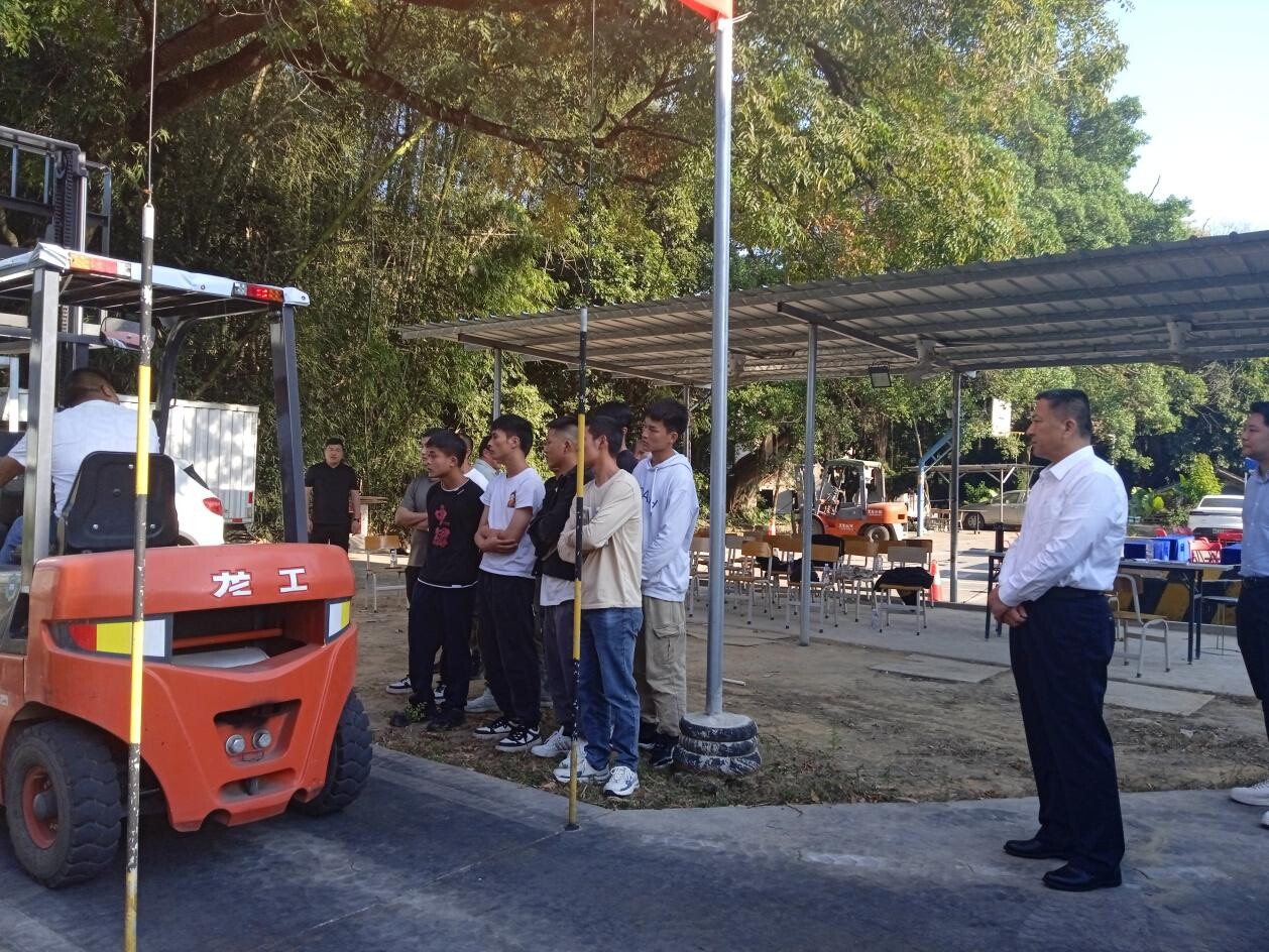 100”退役軍人叉車駕駛培訓(xùn)班暨職業(yè)技能叉車駕駛培訓(xùn)結(jié)業(yè)招聘會順利舉行(7)(1)_1