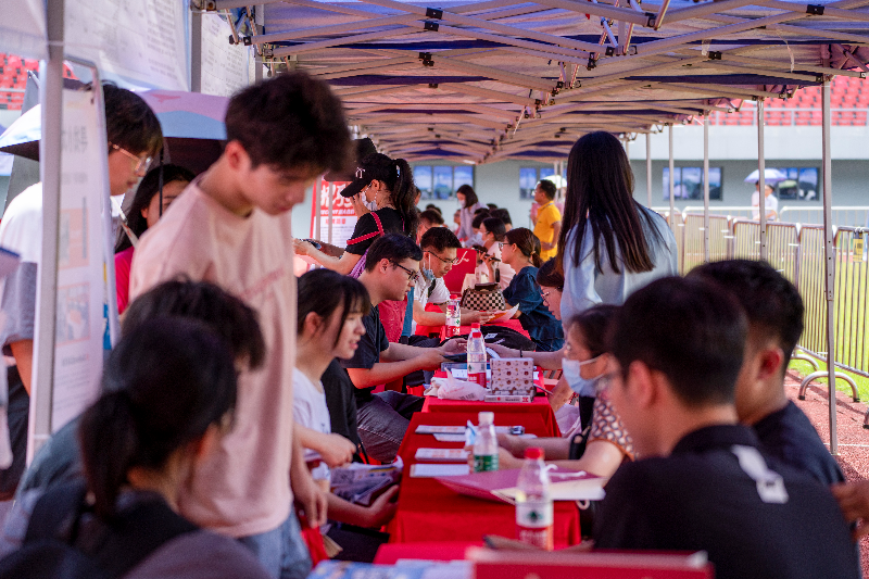 圖片一  20231021001-2023年5月27日，清遠(yuǎn)市舉辦2023年廣東省粵北片區(qū)“穩(wěn)就業(yè)促發(fā)展”大型招聘活動，現(xiàn)場前來咨詢的求職者絡(luò)繹不絕。.jpg