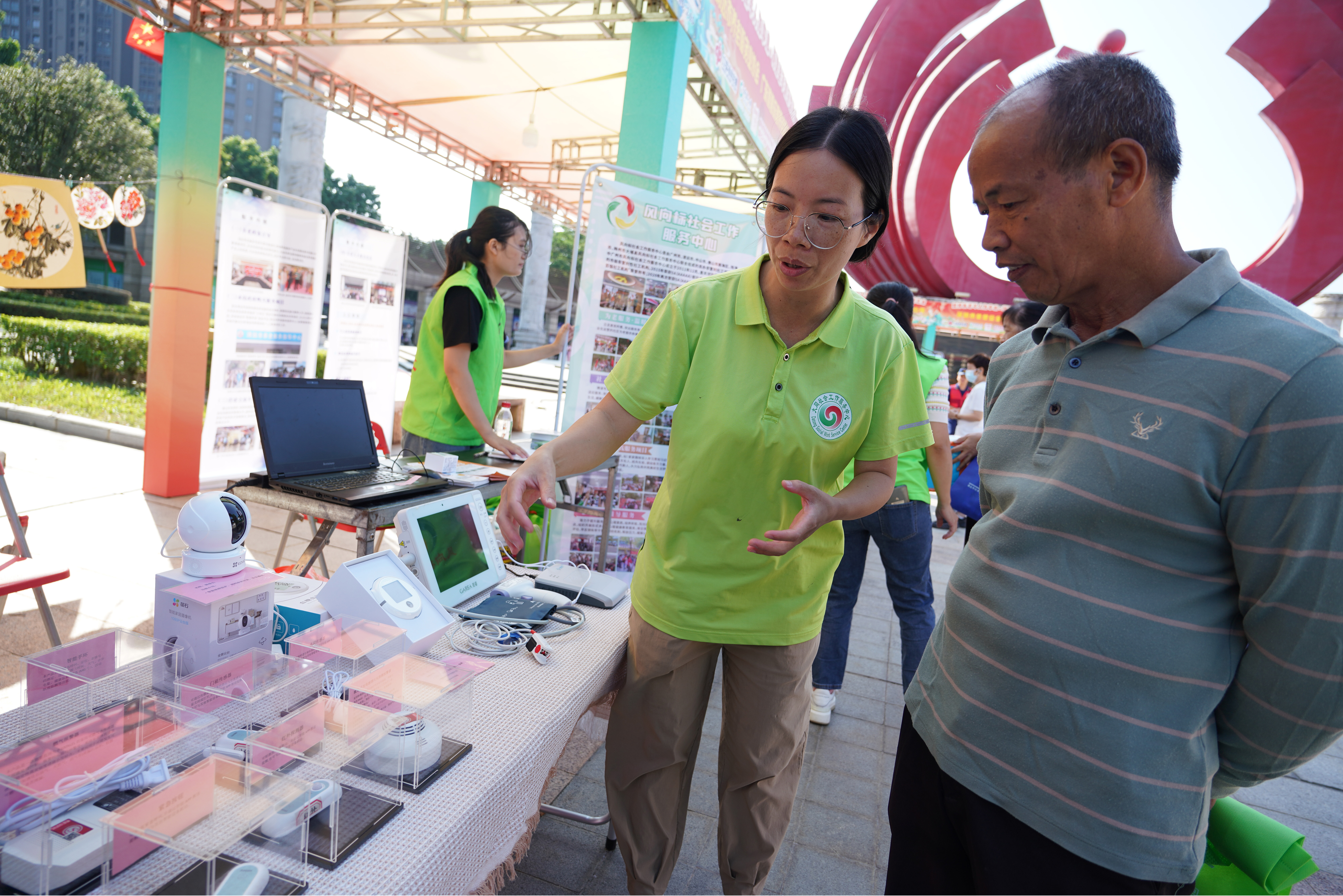 市民逛適老化產(chǎn)品展，了解涉老政策和體驗(yàn)養(yǎng)老服務(wù)。清遠(yuǎn)日?qǐng)?bào)記者 劉淑芳 攝 劉淑芳 攝 劉淑芳 攝